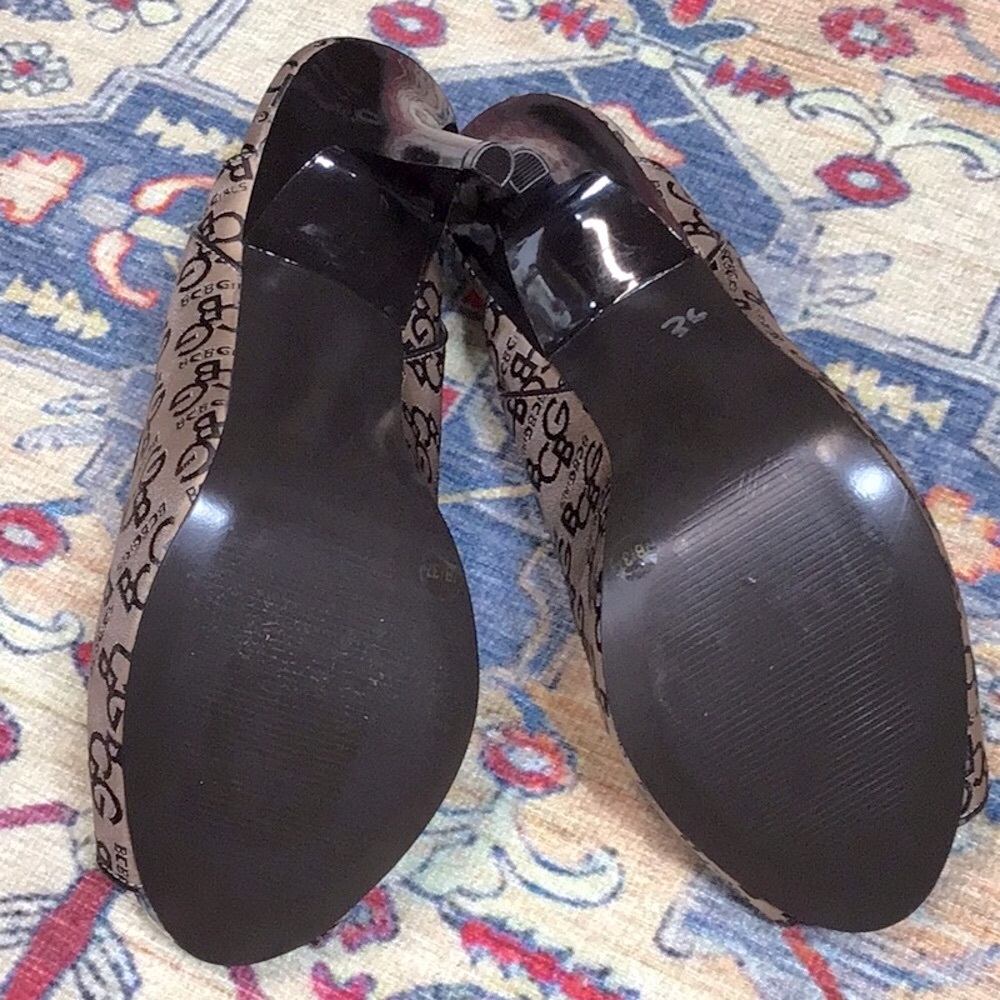 ⚜️BCBGirls Hansel Brown Lacquer Gold Leather Sole Sling Back Peep Toe Sz.7 - Picture 6 of 8